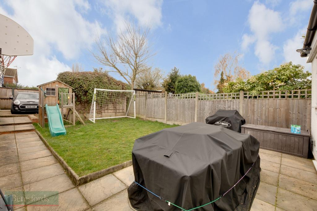 Gubbins Lane, Romford, RM3 3 bed semidetached house for sale £450,000