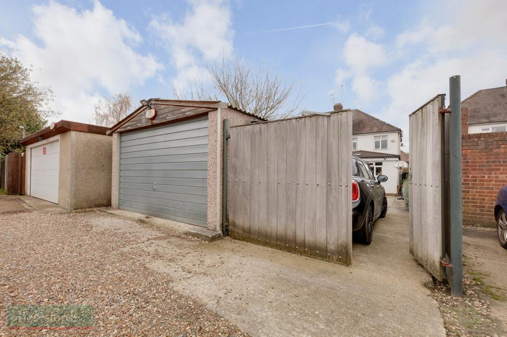 Gubbins Lane, Romford, RM3 3 bed semidetached house for sale £450,000