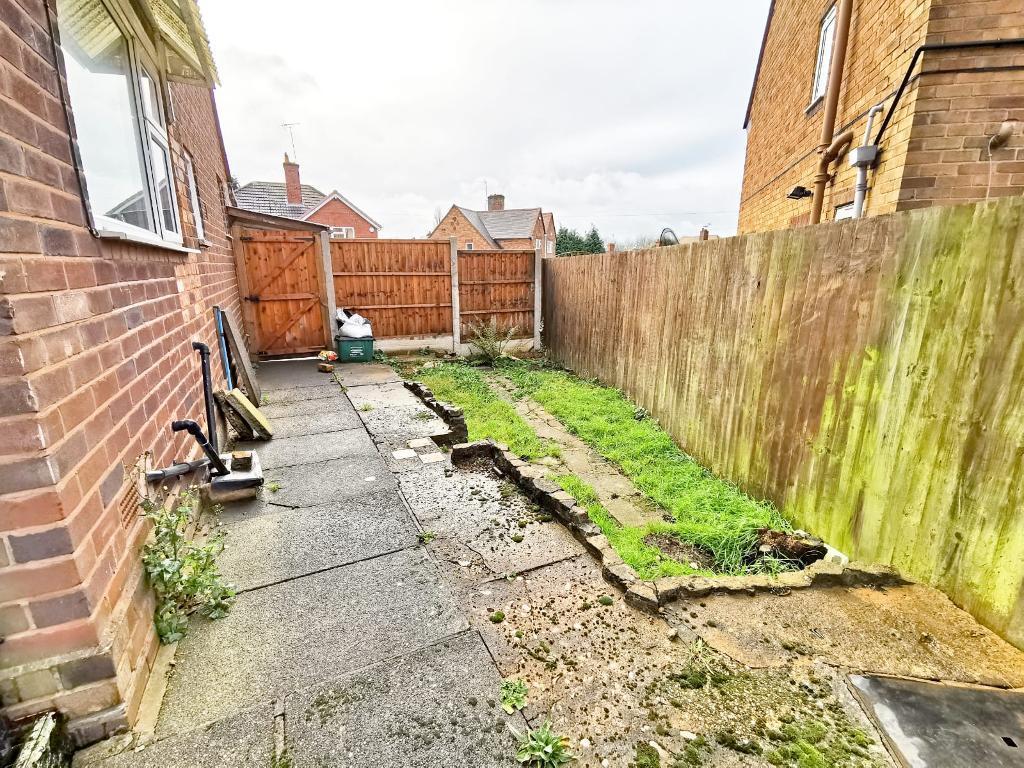 CANTERBURY ROAD, WEST BROMWICH, WEST MIDLANDS, B71 2LE 3 bed semidetached house £160,000