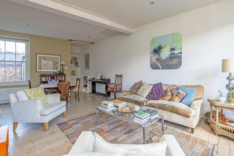 75 Columbia Road, London, E2 7RG
