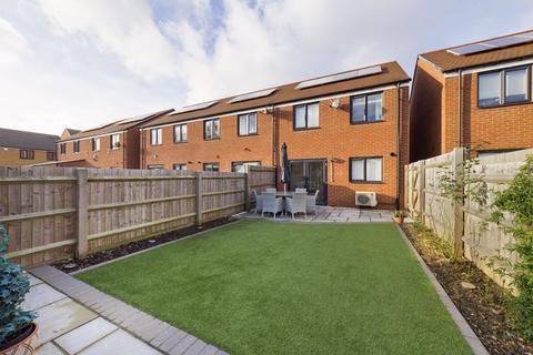 20 Sunliner Way, South Ockendon, RM15 5FS