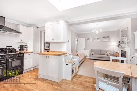 8 Cavenham Gardens, Hornchurch, RM11 2AU