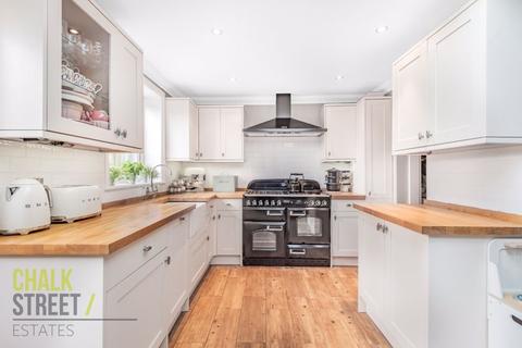 8 Cavenham Gardens, Hornchurch, RM11 2AU