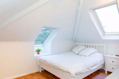 112 Angel Road, Thames Ditton, KT7 0BA