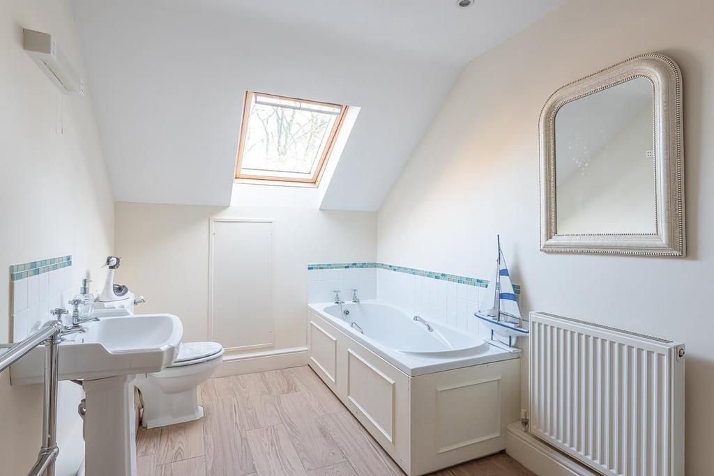 Bathroom (second floor)