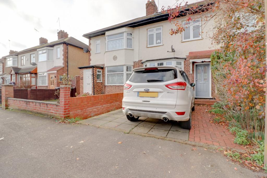 Admirals Walk, Hoddesdon, EN11 3 bed terraced house £440,000