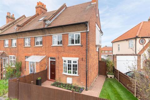 18 Leatherhead Road, Chessington, KT9 2HW