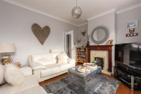 18 Leatherhead Road, Chessington, KT9 2HW