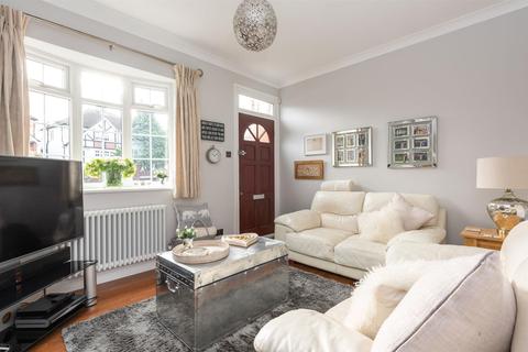 18 Leatherhead Road, Chessington, KT9 2HW