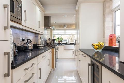 18 Leatherhead Road, Chessington, KT9 2HW