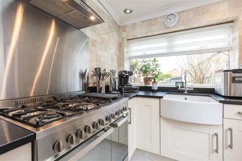18 Leatherhead Road, Chessington, KT9 2HW