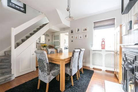 18 Leatherhead Road, Chessington, KT9 2HW