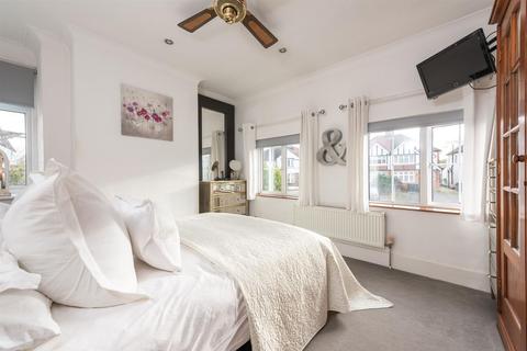 18 Leatherhead Road, Chessington, KT9 2HW