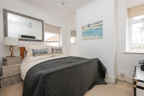 18 Leatherhead Road, Chessington, KT9 2HW