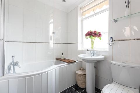 18 Leatherhead Road, Chessington, KT9 2HW