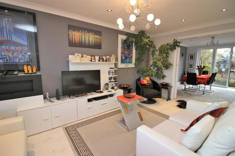 18 Dell Rise, Park Street, St Albans, AL2 2QJ