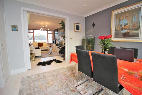 18 Dell Rise, Park Street, St Albans, AL2 2QJ