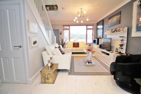 18 Dell Rise, Park Street, St Albans, AL2 2QJ