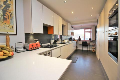 18 Dell Rise, Park Street, St Albans, AL2 2QJ