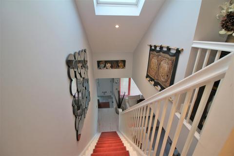 18 Dell Rise, Park Street, St Albans, AL2 2QJ