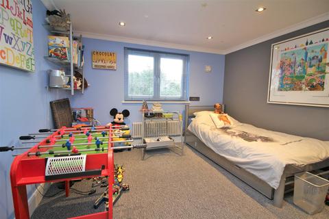 18 Dell Rise, Park Street, St Albans, AL2 2QJ