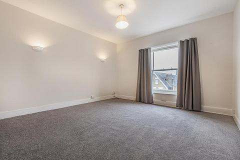 2 bedroom apartment to rent, Montague Road,  Richmond,  TW10