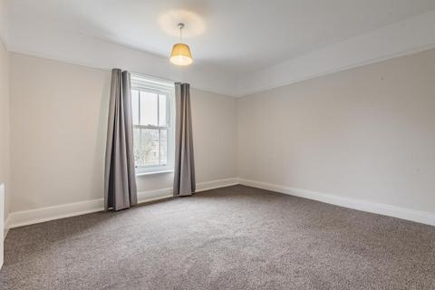 2 bedroom apartment to rent, Montague Road,  Richmond,  TW10