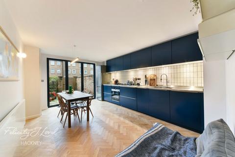 20 Beeston Close, London, E8 2HG