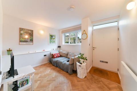 20 Beeston Close, London, E8 2HG