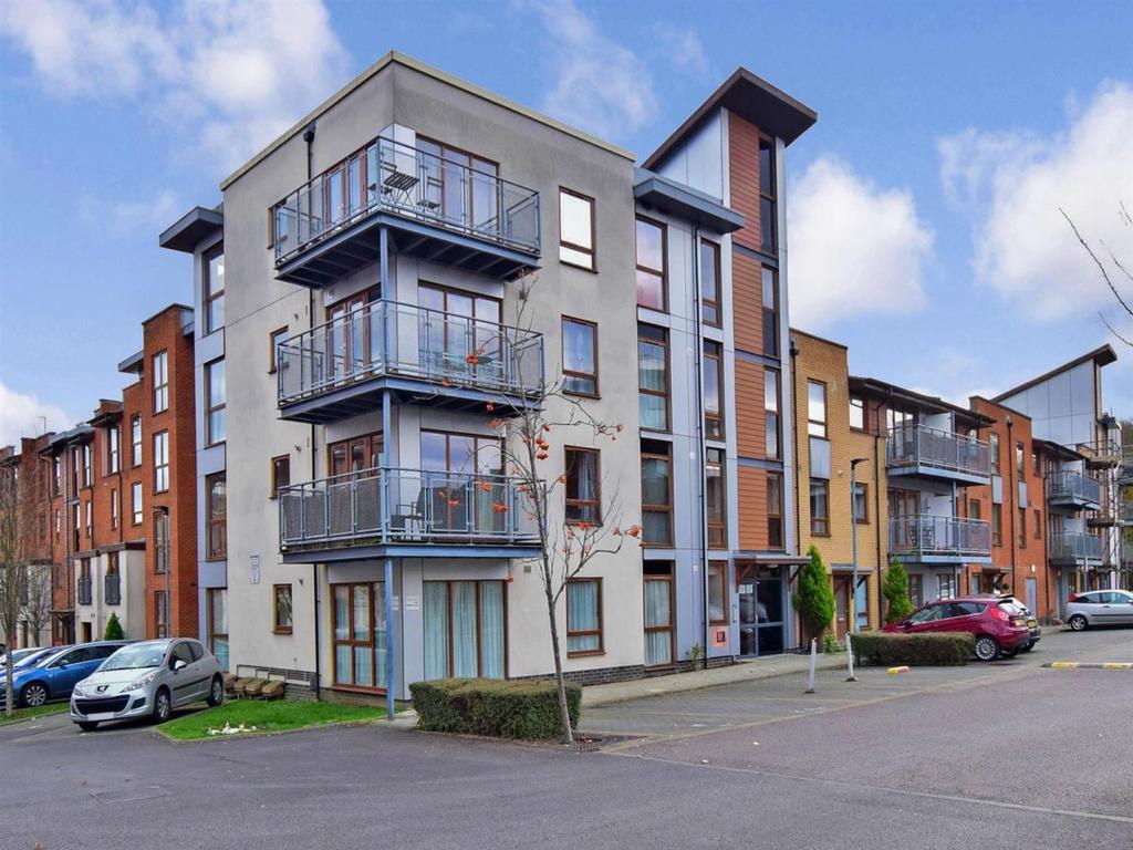 Commonwealth Drive Crawley RH10 2 bed apartment £1,100 pcm (£254 pw)