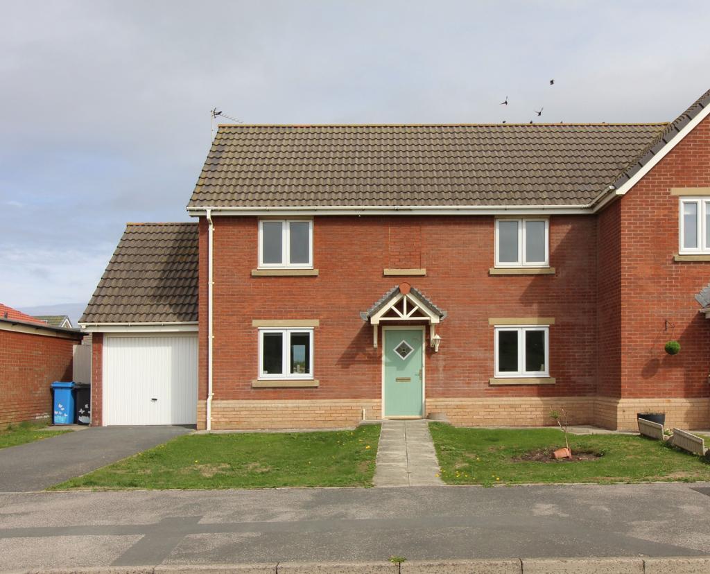Fairway, Fleetwood, FY7 3 bed semidetached house £700 pcm (£162 pw)