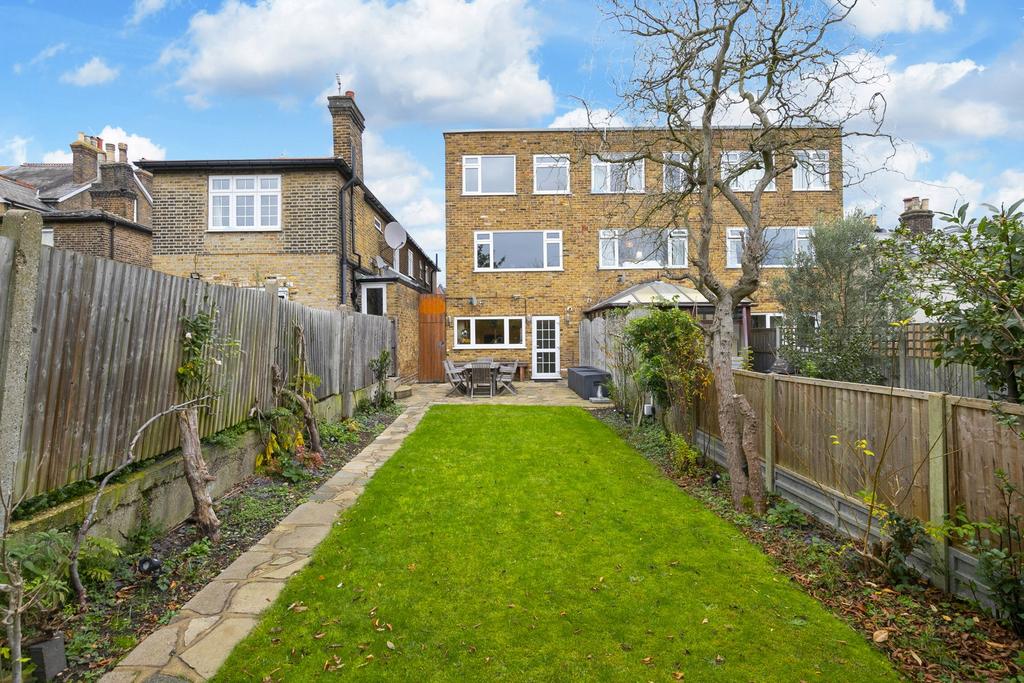 Princes Road, Buckhurst Hill, IG9 4 bed end of terrace house £725,000