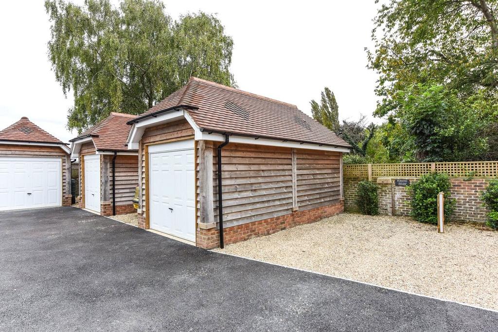 Garage/Parking Space