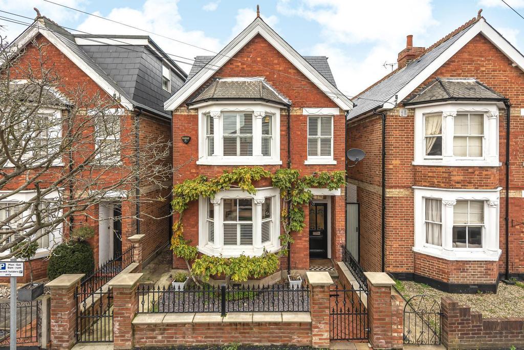 Holstein Avenue, Weybridge, KT13 5 bed detached house £1,150,000