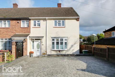 7 Daventry Road, Romford, RM3 7QS