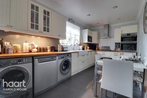7 Daventry Road, Romford, RM3 7QS