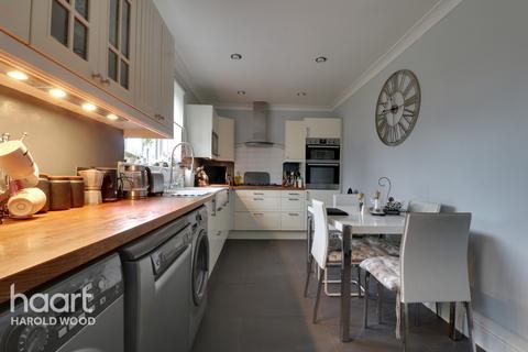 7 Daventry Road, Romford, RM3 7QS