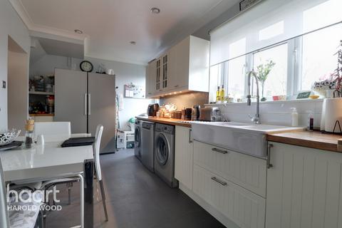 7 Daventry Road, Romford, RM3 7QS