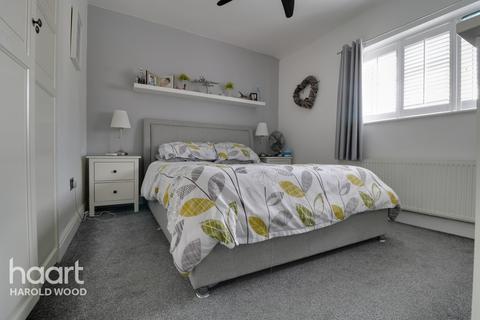 7 Daventry Road, Romford, RM3 7QS