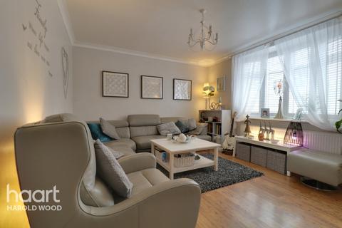 7 Daventry Road, Romford, RM3 7QS