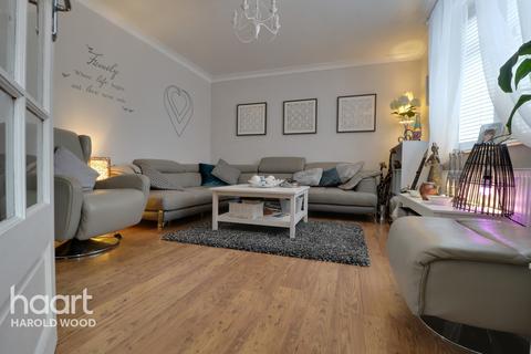 7 Daventry Road, Romford, RM3 7QS