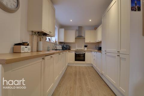 20 Longtown Close, Romford, RM3 7QP