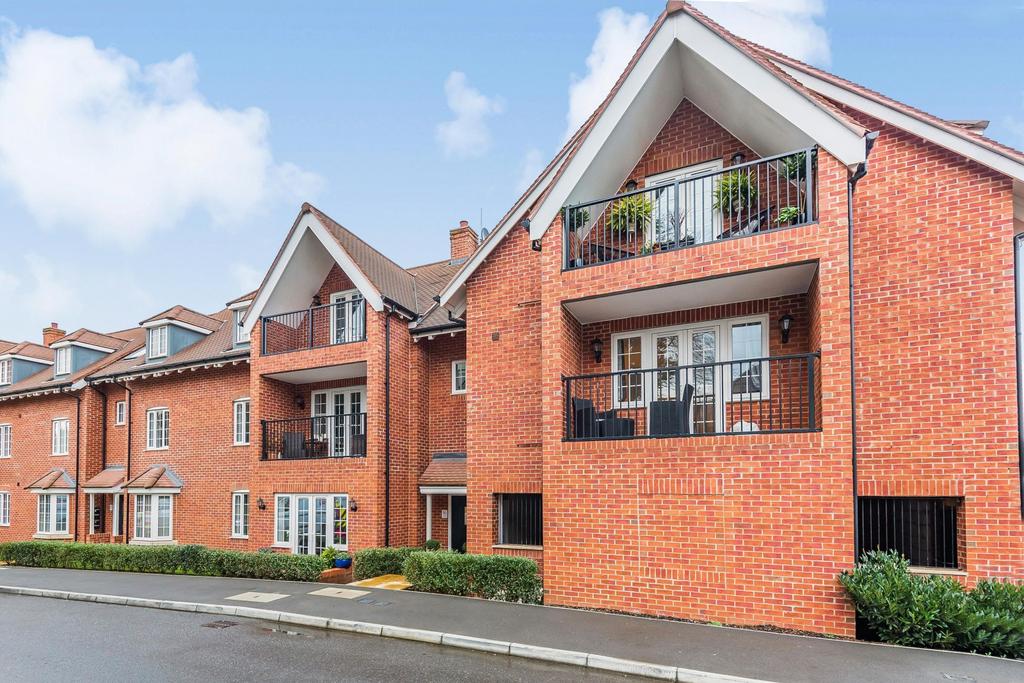 Grange Road, Chalfont St. Peter... 2 bed flat £1,350 pcm (£312 pw)