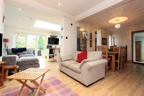 19 Picquets Way, Banstead, SM7 1AB