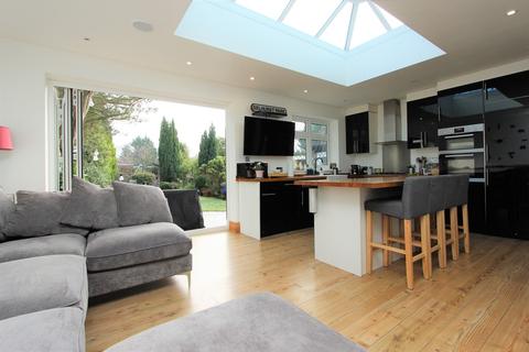 19 Picquets Way, Banstead, SM7 1AB