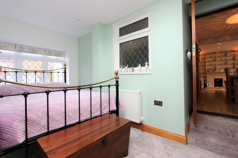 19 Picquets Way, Banstead, SM7 1AB