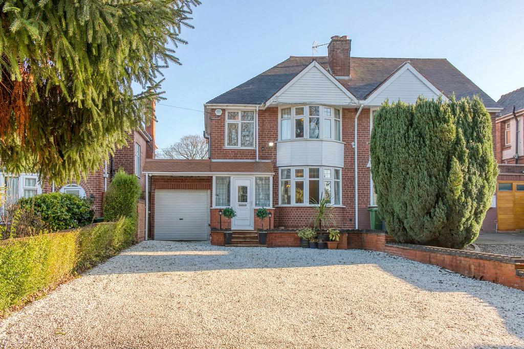 Birmingham Road, Lydiate Ash, B61 0HT 3 bed semidetached house £369,950