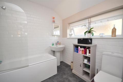2 Hitchings Way, Reigate, RH2 8EW