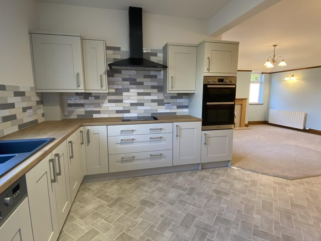 Ryland Road, Welton 4 bed detached bungalow £995 pcm (£230 pw)