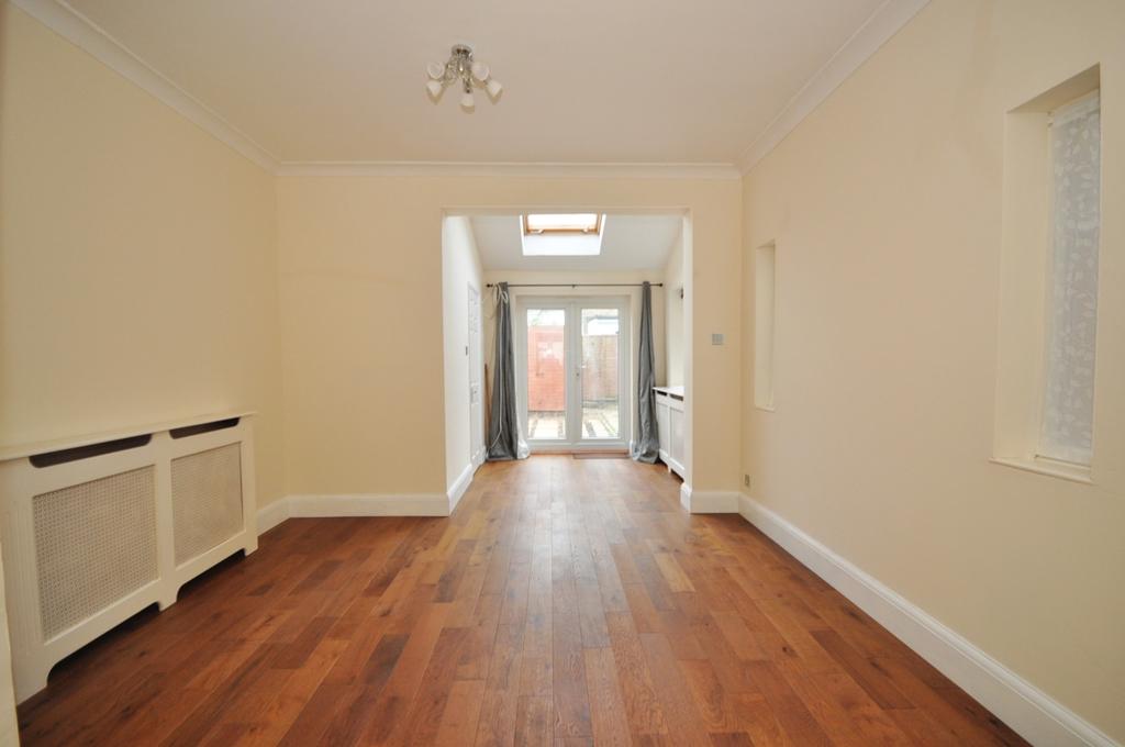 Vicarage Road Sutton SM1 2 bed semidetached house £1,450 pcm (£335 pw)